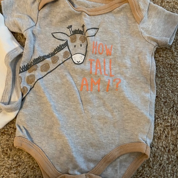 NWOT 👶🏼 Bundle Of 3 Onesies - Picture 5 of 7